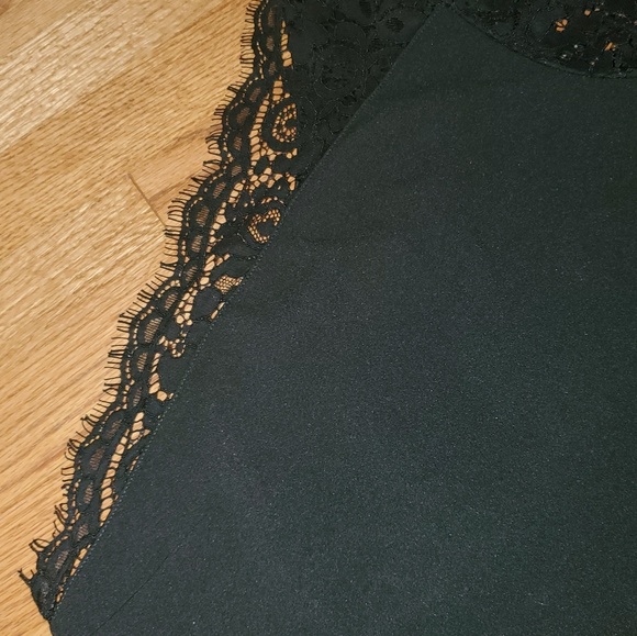 Black lace crop top - Picture 2 of 3